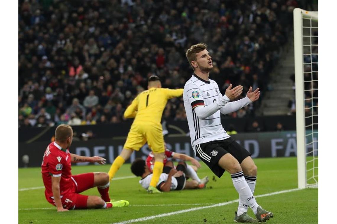 Löw-Team bucht EM-Ticket - „Sehr zufrieden“ Timo Werner (r) hadert mit einer vergebenen Chance vor dem Tor der Weißrussen. Foto: Christian Charisius/dpa