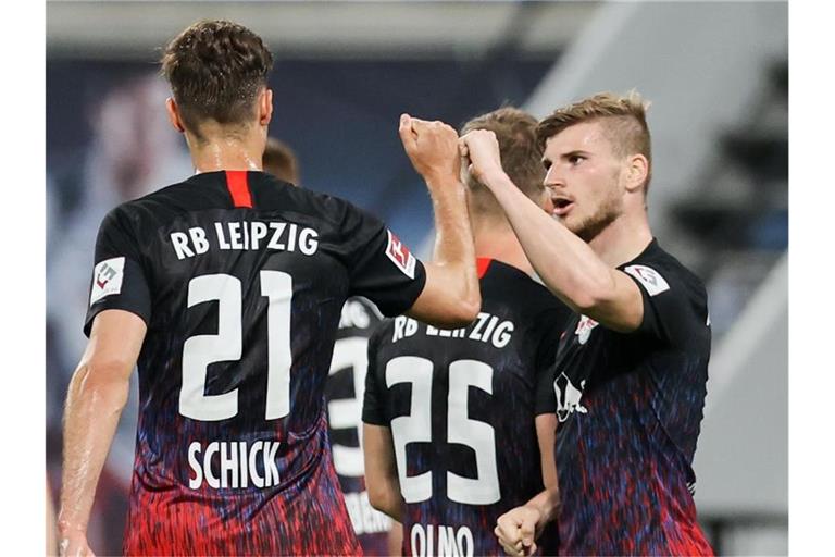 Timo Werner (r) jubelt mit Patrik Schick über den Treffer zum 2:0 für die Leipziger im Spiel gegen Fortuna Düsseldorf. Foto: Jan Woitas/dpa-Zentralbild/dpa