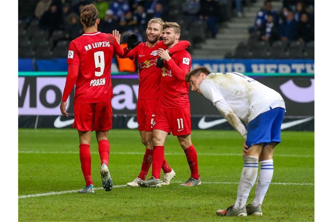 Timo Werner (r) jubelt mit Yussuf Poulsen (l) und Konrad Laimer über den Treffer zum 4:1 gegen Hertha BSC. Foto: Andreas Gora/dpa