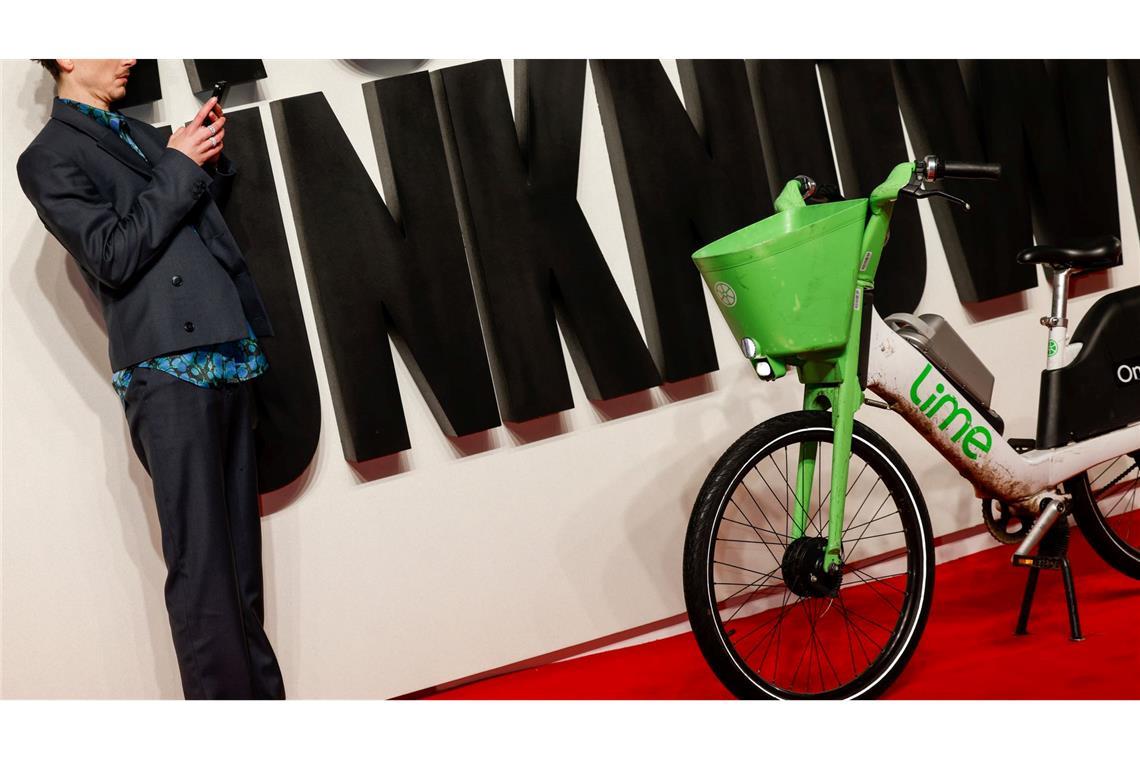 Timothée Chalamet bei einer "Like A Complete Unknown"-Premiere 2025 in London mit Leihfahrrad auf dem roten Teppich. (Archivbild)