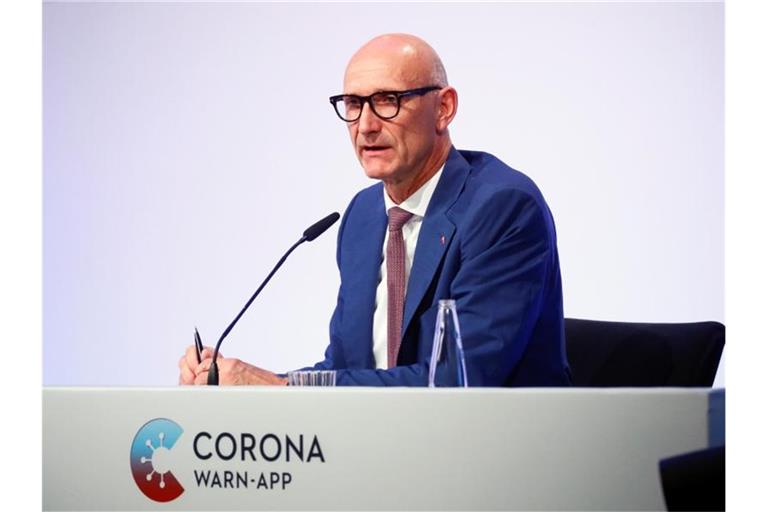 Timotheus Höttges, Vorstandsvorsitzender des deutschen Telekommunikationsriesen Deutsche Telekom AG, nimmt an der Präsentation der offiziellen Corona-Warn-App teil. Foto: Hannibal Hanschke/Reuters Pool/dpa