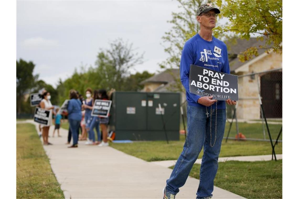 Timothy Dougherty und etwa andere Abtreibungsgegner protestieren vor einer Klinik in McKinney, Texas. Foto: Brandon Wade/FR168019 AP/dpa