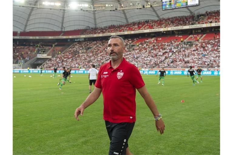 Tim Walter, Trainer des VfB Stuttgart, läuft über den Rasen. Foto: Daniel Maurer/Archivbild