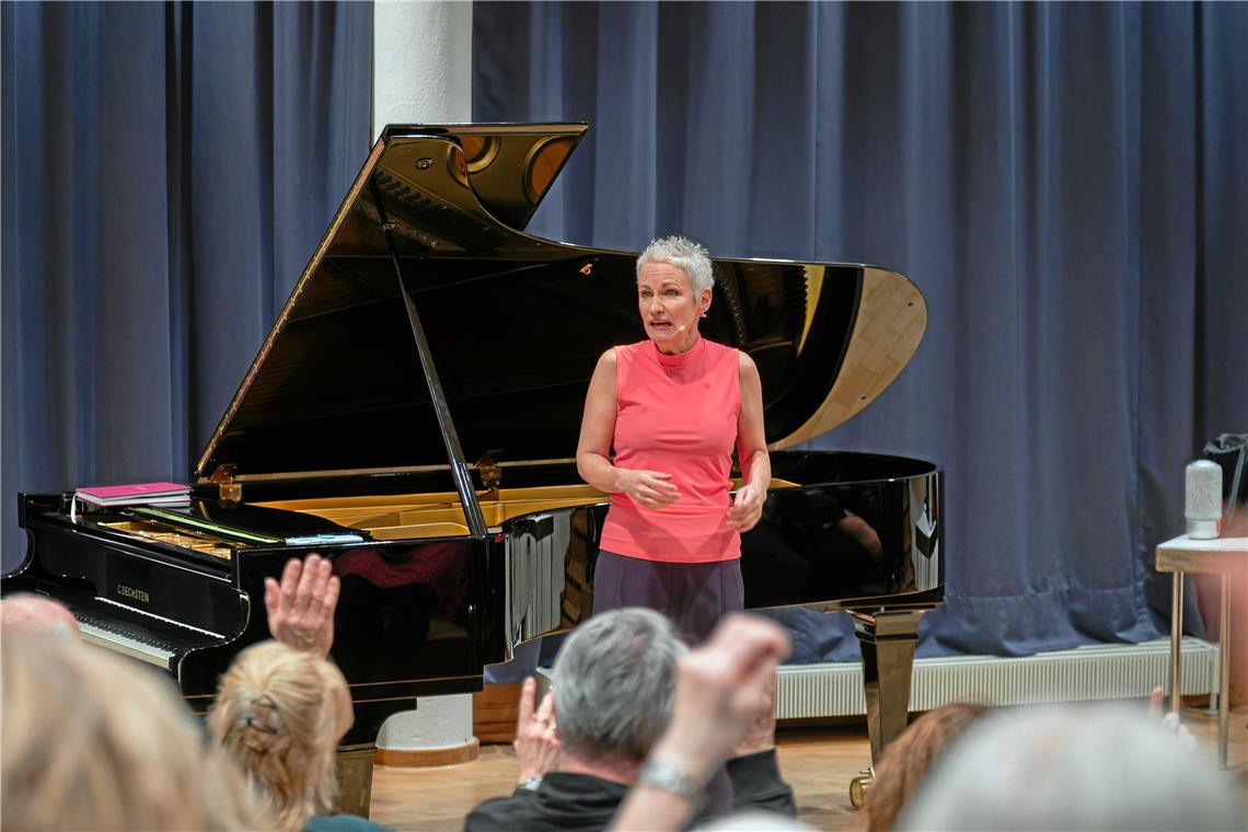 Tina Häussermann zeigt zu ihrem 25. Jubiläum ein neues Programm in Murrhardt. Mit dem Programm „Happy Konfetti“ begeistert sie ihre Zuschauer. Foto: Stefan Bossow