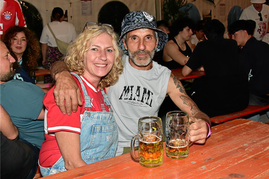 Tina Heusel sitzt mit Deniz Tatar zusammen, der früher auch in Lippoldsweiler Fu...