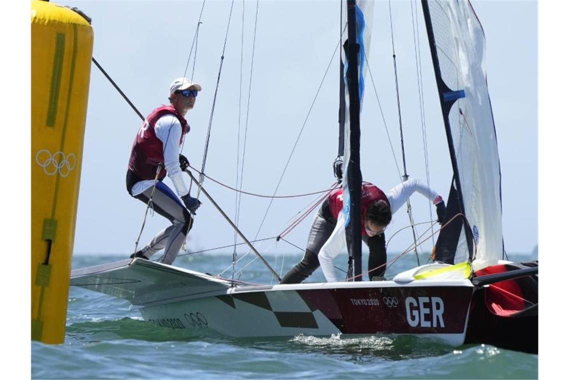 Tina Lutz und Susann Beucke segelten in der 49er FX zu Olympia-Silber. Foto: Bernat Armangue/AP/dpa