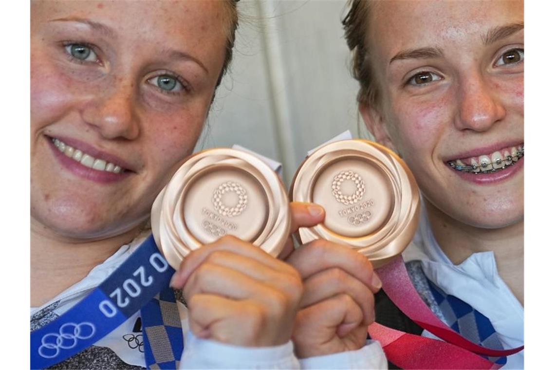 Olympia-Schnellstart mit zwei Medaillen - Gibt „Rückenwind“ Tina Punzel (l) und Lena Hentschel zeigen stolz ihre Medaillen. Foto: Michael Kappeler/dpa