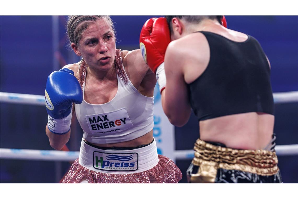 Tina Rupprecht boxt gegen Sumire Yamanaka im Atomgewicht - und gewinnt. Damit hat sie als erster deutscher Boxer alle vier Weltmeisterschaftstitel der Verbände WBC, WBA, WBO und IBF.