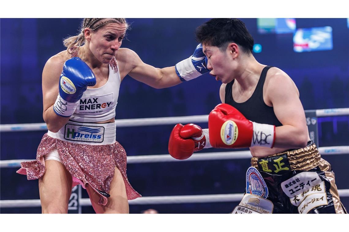 Historischer Coup: Boxerin Rupprecht jetzt Vierfach-Champion Tina Rupprecht (l) und Sumire Yamanaka lieferten sich einen packenden WM-Vereinigungskampf.