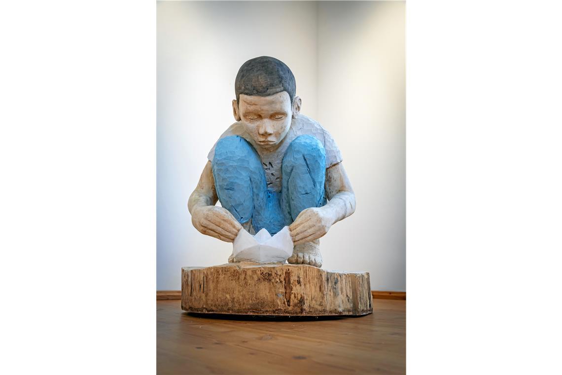 Tina Schneider erschafft Skulpturen mit der Kettensäge Tina Schneiders Skulpturen und Reliefs sind aus Holz gefertigt, fast immer figürlich und haben oft einen Naturbezug.