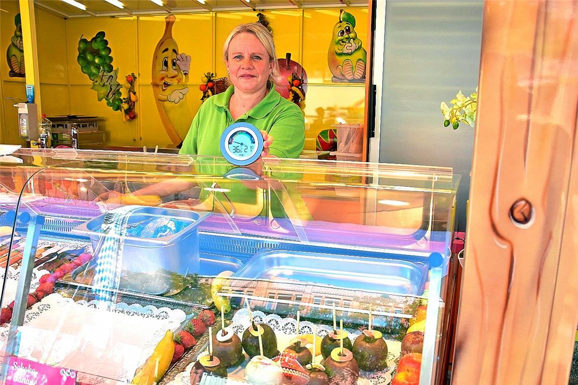 Tina Weeber vom Schokofrüchtestand „La Bamba“ muss bei 36,6 Grad arbeiten. Foto: Tobias Sellmaier