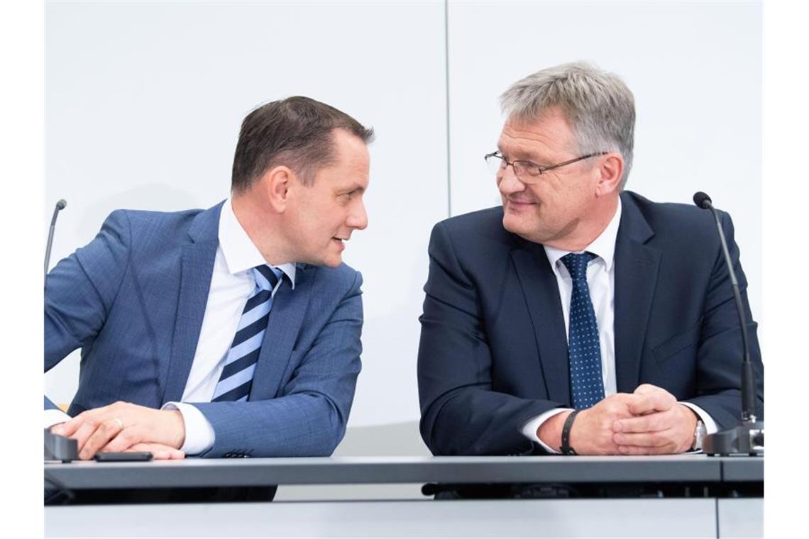 Tino Chrupalla (L) und Jörg Meuthen bei einer Veranstaltung Ende 2019 in Braunschweig. Foto: Sina Schuldt/dpa