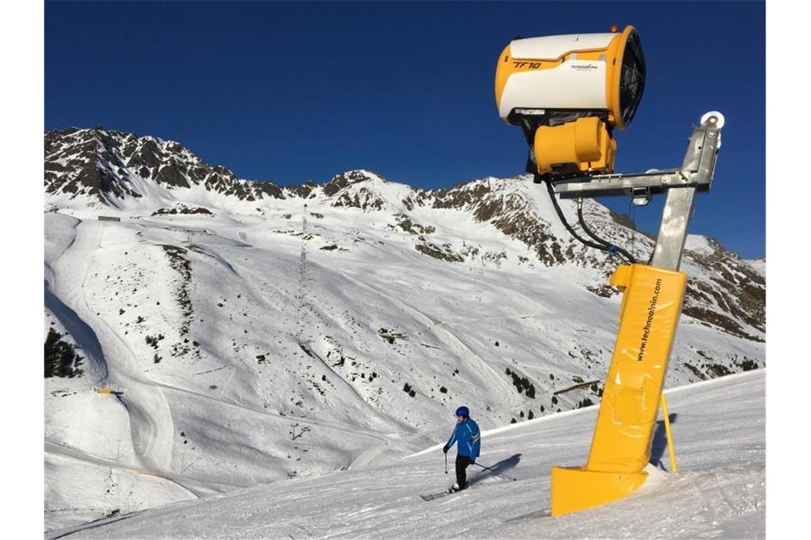 Tiroler Skigebiet Kühtai: Die österreichischen Skigebiete geben aljährlich dreistellige Millionensummen für neue Bahnen und Lifte, künstliche Beschneiung und andere Investitionen aus. Foto: Carsten Hoefer/dpa