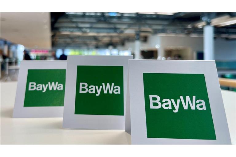 Tischaufsteller bei der Baywa-Hauptversammlung in München. Ein Jahr nach der Fast-Pleite des Traditionsunternehmens hat sich die Staatsanwaltschaft mit einem Ermittlungsverfahren eingeschaltet. (Symbolbild)
