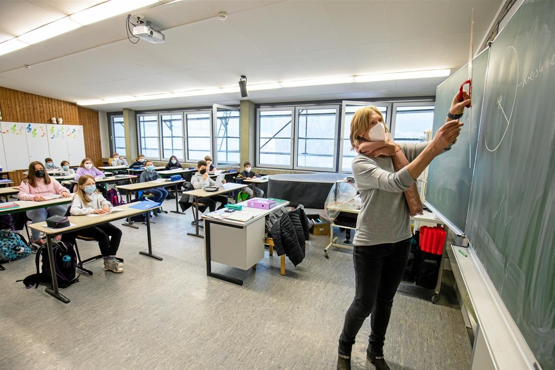 Gemischte Gefühle im Präsenzunterricht Tische auseinander, Fenster geöffnet: So sieht der Matheunterricht der 6. Klasse an der Lautereck-Realschule in der ersten Präsenzstunde seit Monaten aus. Fotos: A. Becher