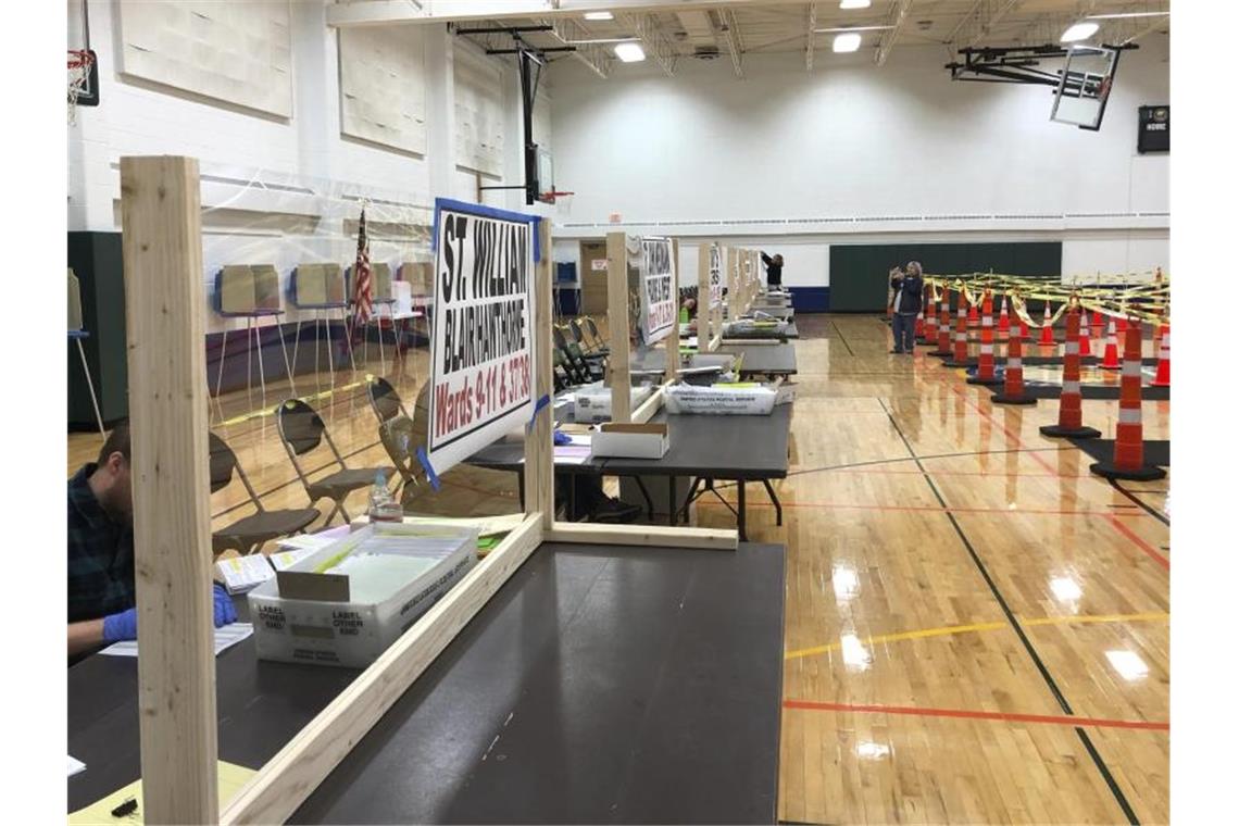 Nun doch US-Vorwahl in Wisconsin Tische, ausgestattet mit schützendem Plexiglas, stehen für die Wähler bereit. Foto: Scott Trindl/via AP/dpa