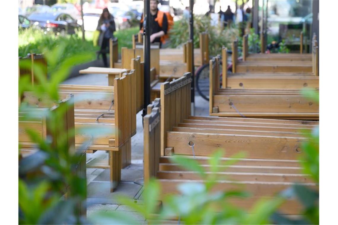 Tische eines Restaurants sind aufgestellt. Foto: Sebastian Gollnow/dpa/Symbolbild