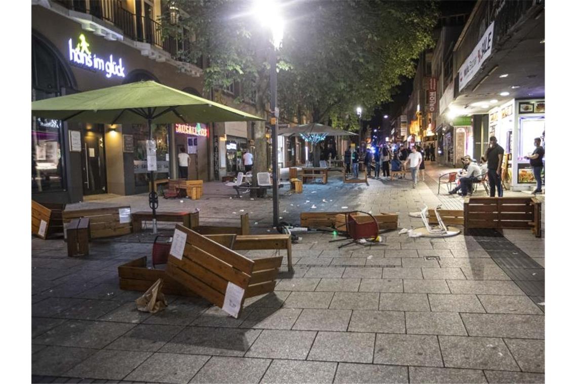 Mutmaßlicher Flaschenwerfer in Stuttgart festgenommen Tische und Bänke liegen auf dem Pflaster in der Stuttgarter Innenstadt. Foto: Simon Adomat/dpa/Archivbild