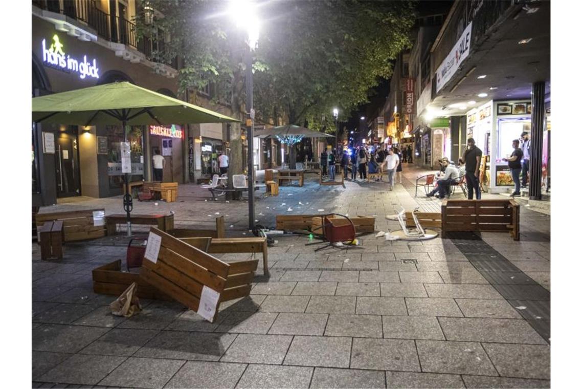 Mehrjährige Haftstrafen nach Krawallnacht-Attacke Tische und Bänke liegen auf dem Pflaster in der Innenstadt. Foto: Simon Adomat/dpa/Archivbild