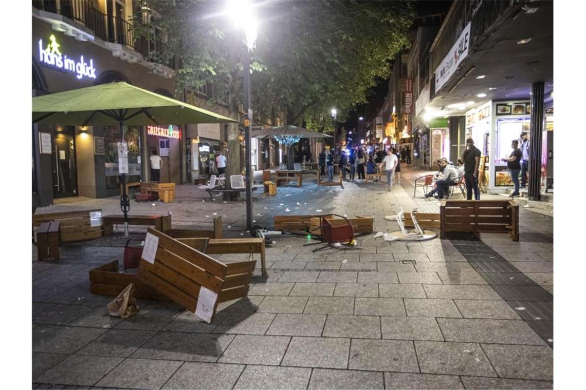 Tische und Bänke liegen auf dem Pflaster in der Innenstadt. Foto: Simon Adomat/dpa