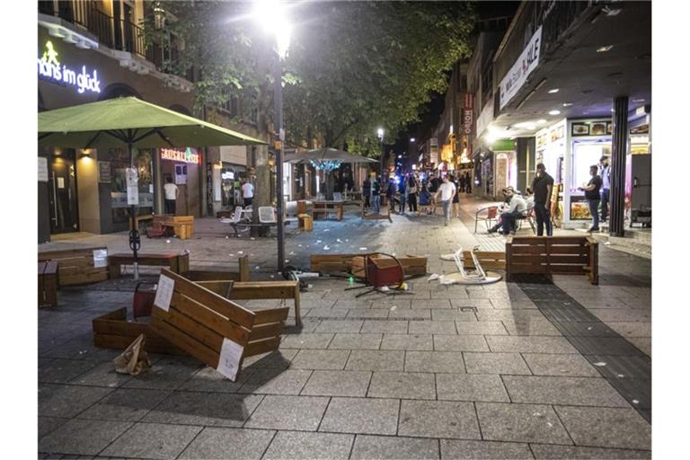 Tische und Bänke liegen nach der Randale in der Stuttgarter Innenstadt auf dem Pflaster. Foto: Simon Adomat/dpa/Archivbild