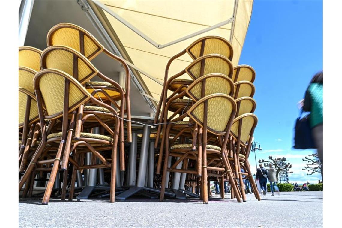 Öffnungen: Wirte und Hoteliers fürchten „totales Chaos“ Tische und Bänke stehen aufgereiht an der Uferpromenade. Foto: Felix Kästle/dpa