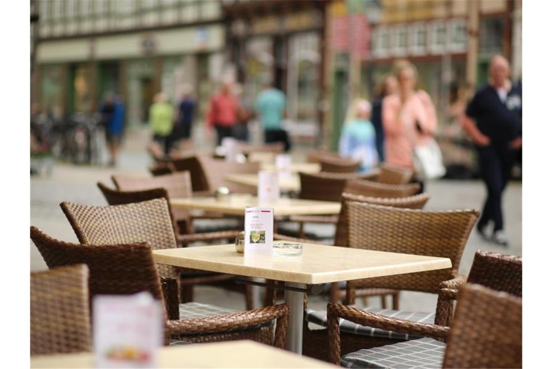 Lockerungen der Corona-Beschränkungen helfen Gastgewerbe Tische und Stühle stehen vor einem Hotel am Marktplatz für Gäste bereit. Foto: Matthias Bein/dpa-Zentralbild/dpa