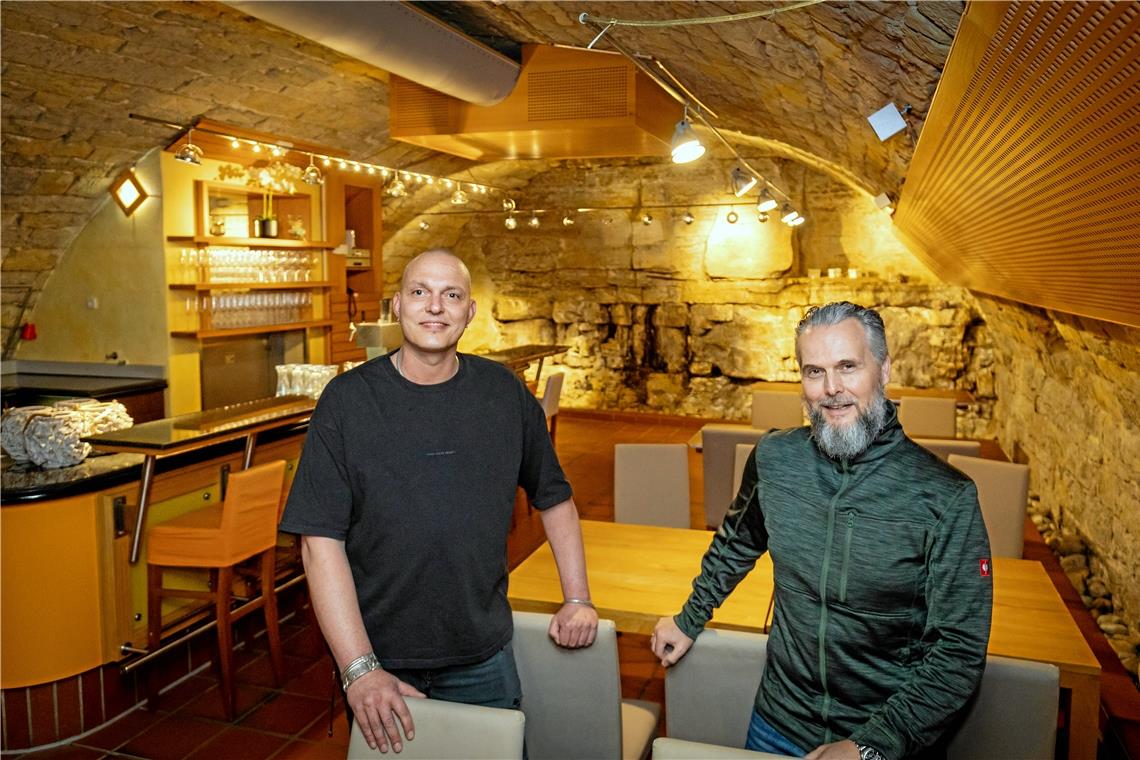 Im Backnanger Felsenkeller wird wieder getanzt Tische und Stühle werden bis zum Wochenende noch rausgeräumt, dann wird der Felsenkeller zur Partyzone. Eventmanager Michael Isert (links) und Markgraf-Wirt Nicol Mayer freuen sich auf den Neustart. Foto: Alexander Becher