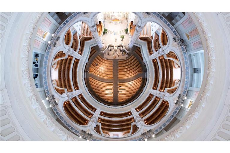 Tischler arbeiten an den Kirchenbänken in der Frauenkirche in Dresden.