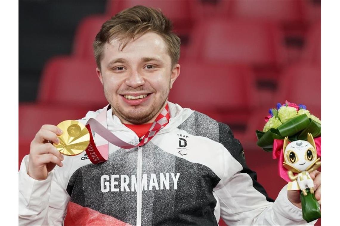 Tischtennis-Ass Valentin Baus freut sich über seine Goldmedaille. Foto: Marcus Brandt/dpa