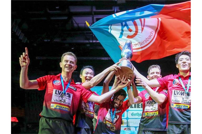 Tischtennisspieler jubeln mit Pokal nach Spielende. Foto: Joaquim Ferreira/dpa