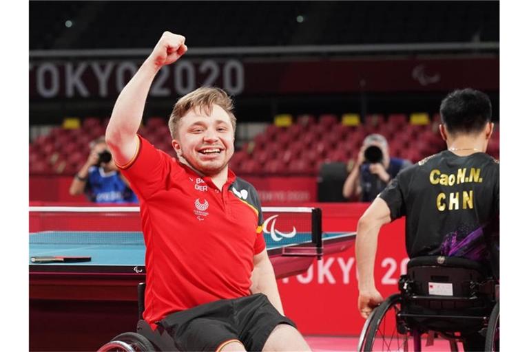 Tischtennisspieler Valentin Baus jubelt nach seinem Sieg im Finale gegen den Chinesen Ningning Cao. Foto: Marcus Brandt/dpa