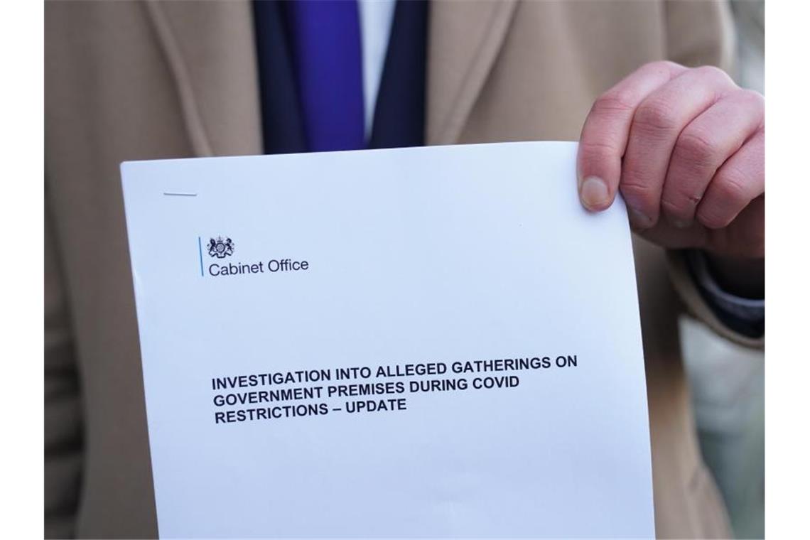 Johnson lässt „Partygate“ abperlen Titelblatt des Berichts zu den mutmaßlichen Lockdown-Verstößen im britischen Regierungssitz. Foto: Stefan Rousseau/PA Wire/dpa