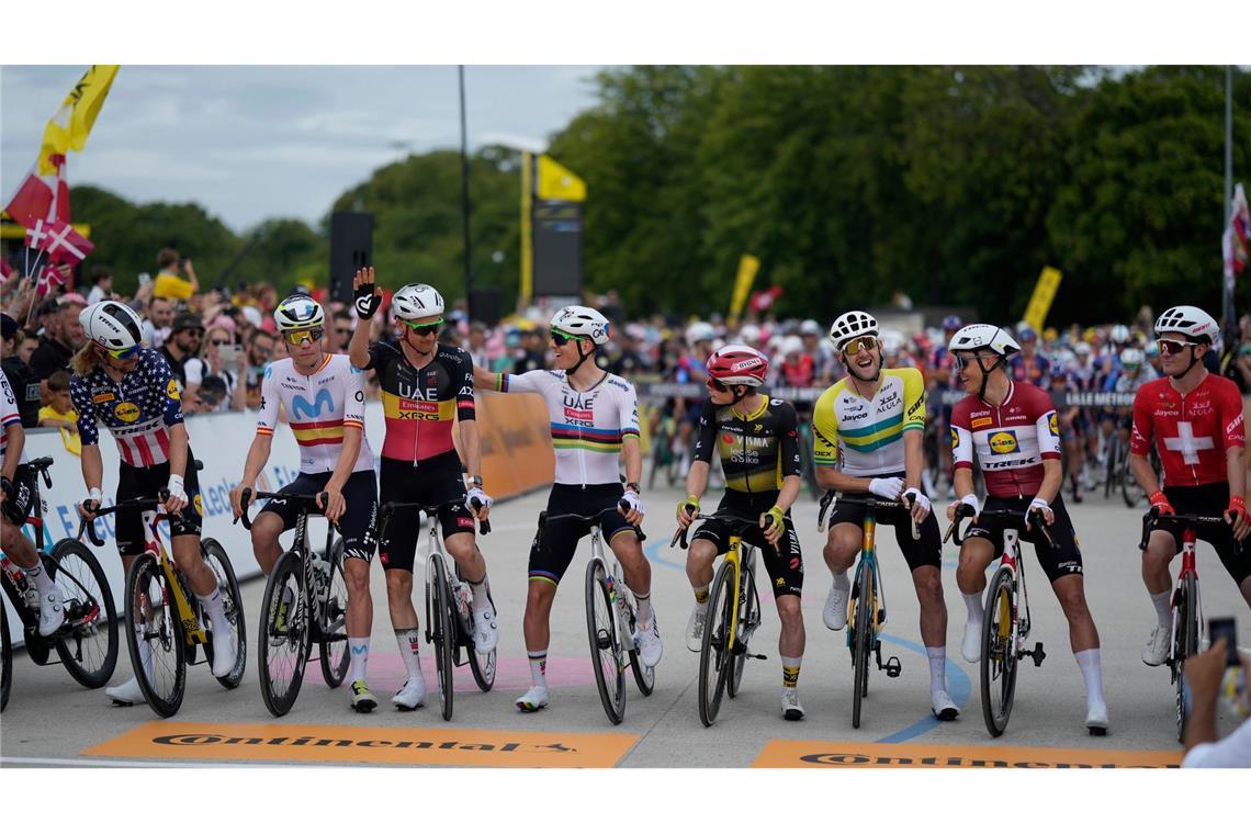 Philipsen-Sprint ins Gelbe Trikot - Mäßiger Red-Bull-Auftakt Titelverteidiger Tadej Pogacar (M) und andere Fahrer vor der Auftaktetappe der 112. Tour de France.