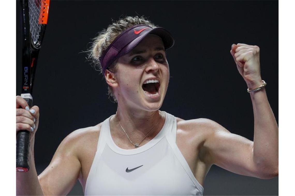 Switolina bei Tennis-Saisonfinale im Halbfinale Titelverteidigerin Jelina Switolina hat sich bei den WTA Finals in Shenzhen für das Halbfinale qualifiziert. Foto: Andy Wong/AP/dpa
