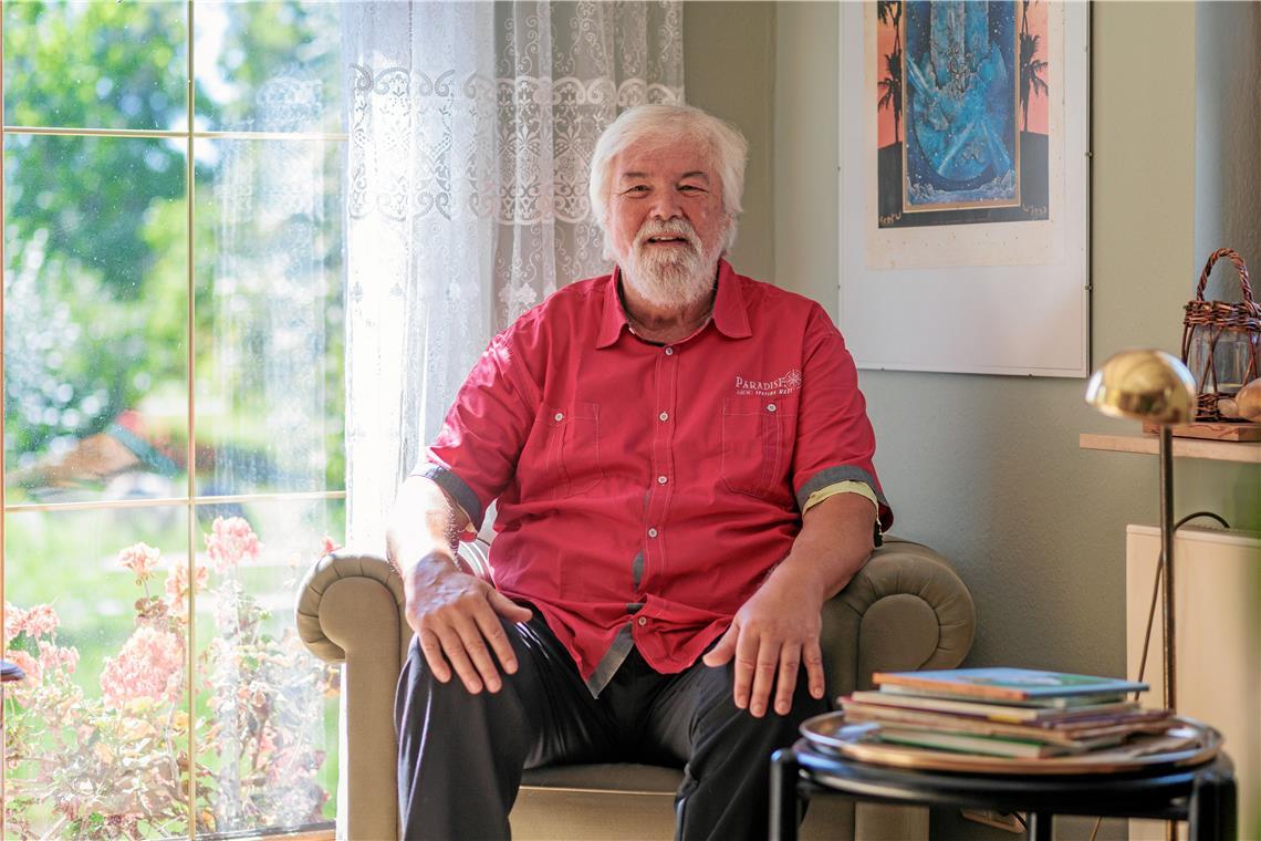 Neuer Roman von Murrhardter Autor Titus Simon Titus Simon hat sich in seinem jüngsten Buch mit dem Älterwerden befasst, aber auch mit Liebe, Rock und Reiseabenteuern. Foto: Stefan Bossow