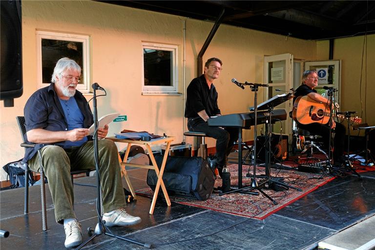 Titus Simon (von links), Christoph Jäger und Sepp Steinkogler gestalteten den Benefizabend in Murrhardt für die Lebenshilfe Ahrweiler mit ihren Liedern und Texten. Foto: J. Fiedler