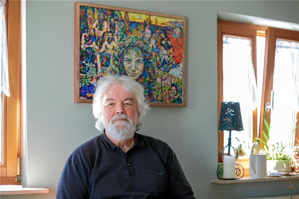 Neues Buch von Murrhardter Autor Titus Simon Titus Simon vor dem Bild des Murrhardter Kunstmalers Heiner Lucas, das anlässlich des 50.Geburtstags seiner Frau Erika Wagner-Simon entstanden ist. Foto: Stefan Bossow