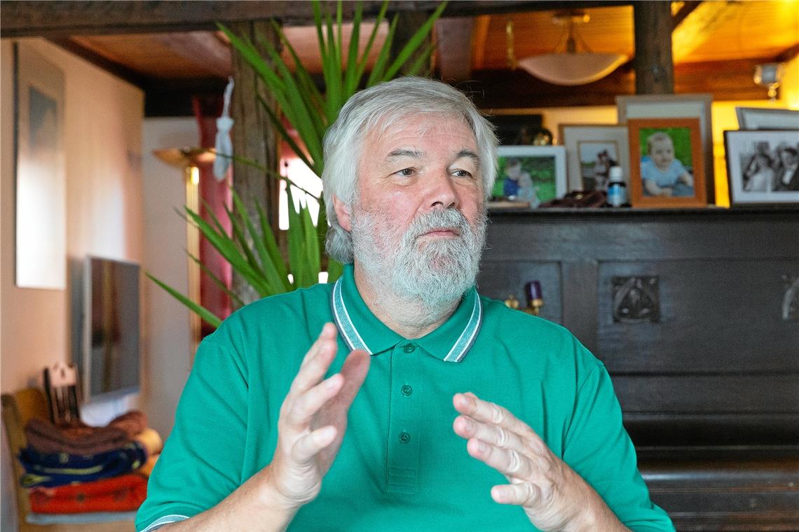 Vom prallen Leben der Sozialarbeit Titus Simons Zeiten als Professor für Jugendarbeit und Jugendhilfeplanung an der Hochschule Magdeburg-Stendal und damit auch die häufigen Zugfahrten von Murrhardt nach Magdeburg sind zwar passé, aber einzelne Arbeiten betreut er immer noch. Sein Projekt, Beiträge für den Band „Schwere Arbeit“ zusammenzustellen, hat ihm viel Spaß gemacht. Foto: J. Fiedler