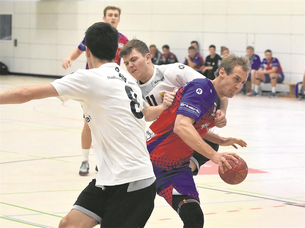 HSG weiterhin Letzter Tizian Lang (am Ball) kämpfte mit der HSG, unterlag aber am Ende knapp. Foto: T. Sellmaier