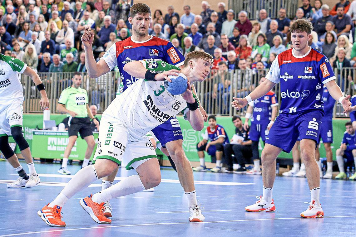 HC Oppenweiler-Backnang: Ein bisschen Lob, aber keine Punkte Tjörvi Týr Gislason (am Ball) und der HCOB haben immer wieder gute Ansätze, doch zum ersten Saisonsieg reicht es nicht. Foto: Alexander Becher