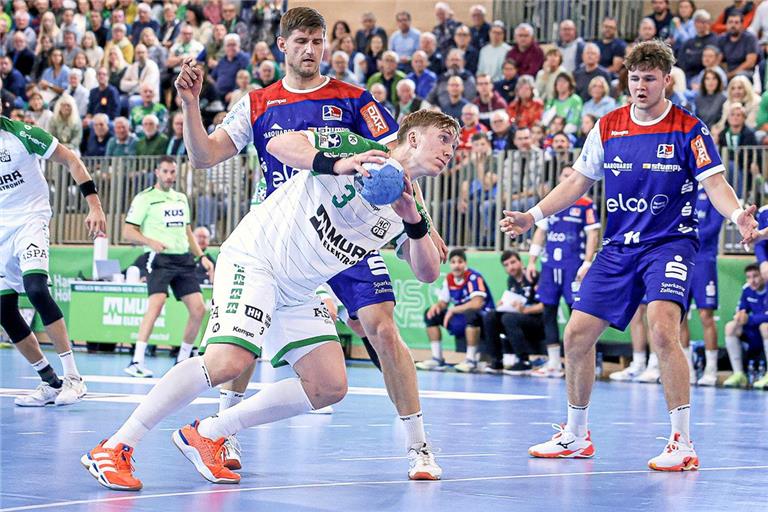 HC Oppenweiler-Backnang: Ein bisschen Lob, aber keine Punkte Tjörvi Týr Gislason (am Ball) und der HCOB haben immer wieder gute Ansätze, doch zum ersten Saisonsieg reicht es nicht. Foto: Alexander Becher
