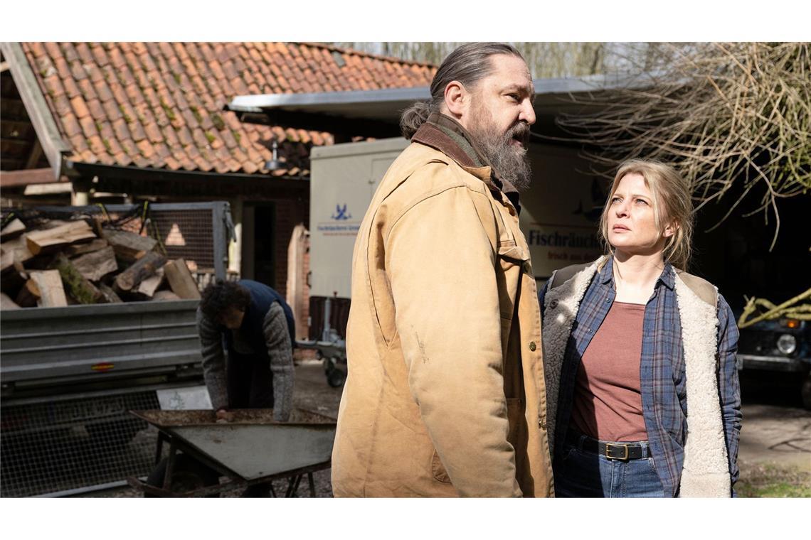 Die Wahrheit in den Familien Tobias Cobalt (Nicki von Tempelhof), der Mann der Revierförsterin Julia Cobalt, hat schlimme Neuigkeiten für Eva Greuner (Jördis Triebel, re.).