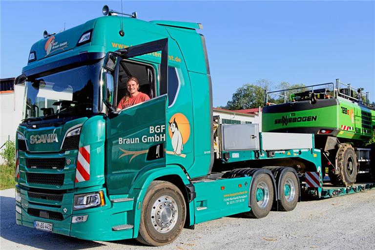 Tobias Galka fährt leidenschaftlich gern Lkw. Nicht ganz unschuldig daran ist seine Familie, in der auch einige mit den großen Transportern unterwegs waren und sind. Bei diesem Scania, für den es eine Sonderfahrerlaubnis braucht, kommen 58 Tonnen zusammen. Foto: Jörg Fiedler