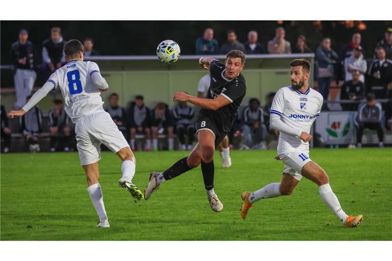 Tobias Gebbert (Mi.) erzielte die Führung für die SKV Rutesheim – doch am Ende stand das Team mit leeren Händen da.
