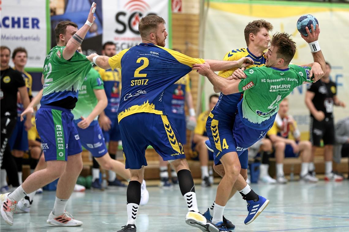 HCOB geht nach großem Kampf leer aus Tobias Gehrke (am Ball) hat wie die anderen HCOB-Spieler viel Einsatzwillen gezeigt.Foto: A. Becher