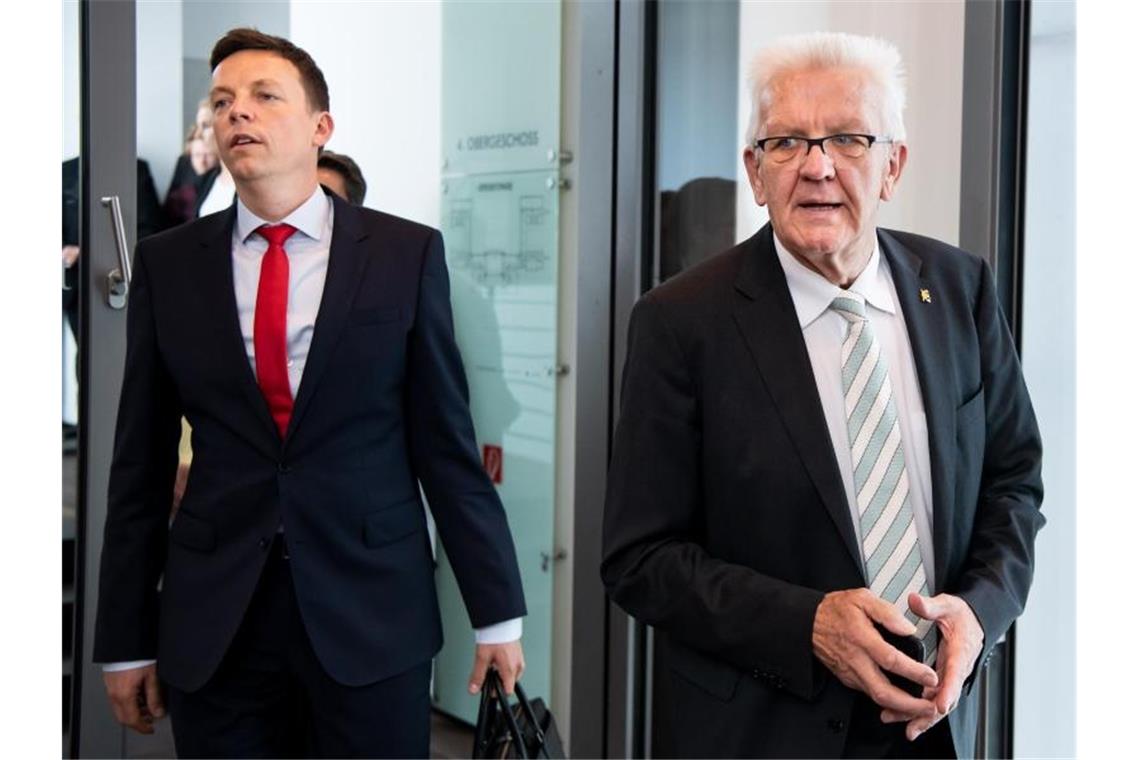 Bund beteiligt sich zwei weitere Jahre an Flüchtlingskosten Tobias Hans (l) und Winfried Kretschmann treffen im Bundesrat ein. Laut Hans wird sich der Bund im kommenden Jahr mit 3,35 Milliarden Euro beteiligen, 2021 dann mit 3,15 Milliarden. Foto: Bernd von Jutrczenka