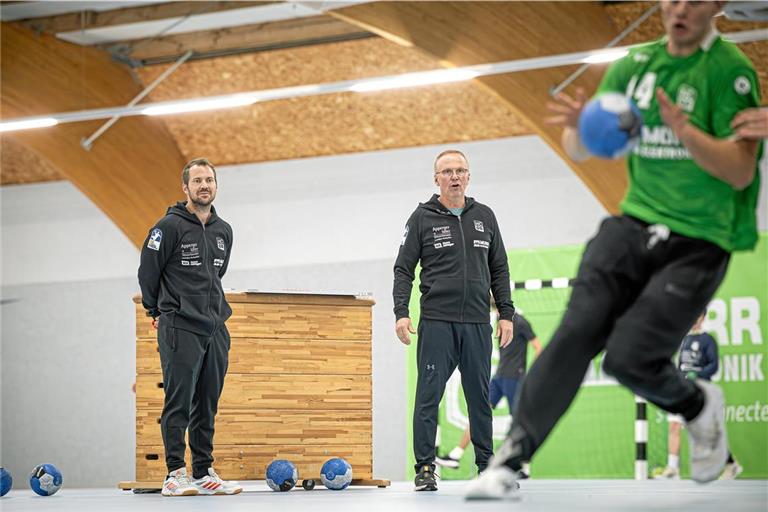 Tobias Klisch (links) und Volker Blumenschein geben ab sofort als Trainerduo gemeinsam die Kommandos beim HCOB. Foto: Alexander Becher