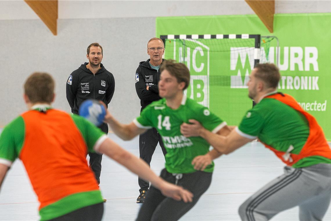 Tobias Klisch (links) und Volker Blumenschein haben ihre neuen Spieler bereits bei den ersten Einheiten fest im Blick. Foto: Alexander Becher