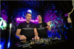Tobias Langer alias Toby Long (rechts) im Black Cube Club. Auf Youtube ist er nun nicht mehr auffindbar. Archivfoto: Alexander Becher